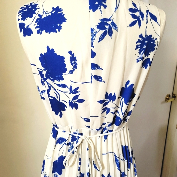 Lulu's Beautiful Lindsie Blue & White Floral Pleated Wrap Maxi Dress size small - Picture 9 of 16